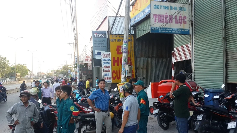 Hàng trăm tấm thép đổ sập đè chết hai công nhân ảnh 2 Hàng trăm tấm thép đổ sập đè chết hai công nhân ảnh 2